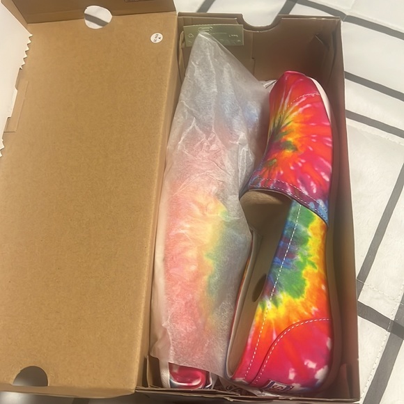 Brand new in box, never worn it tried on pair of Bobs tye dye shoe! - Picture 5 of 6
